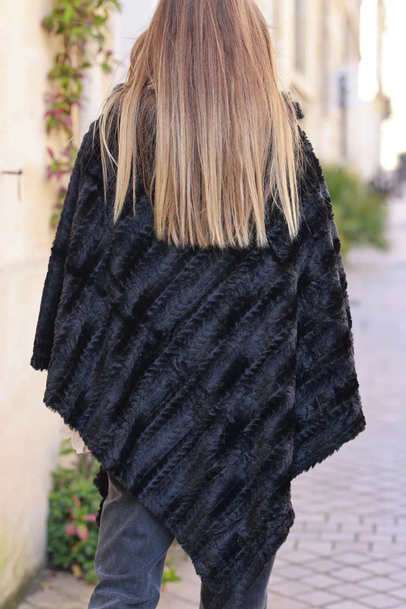 Poncho tout doux noir en fausse fourrure